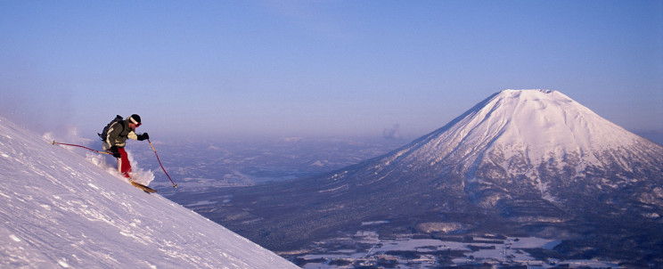 Japan, Niseko, man downhill skiing