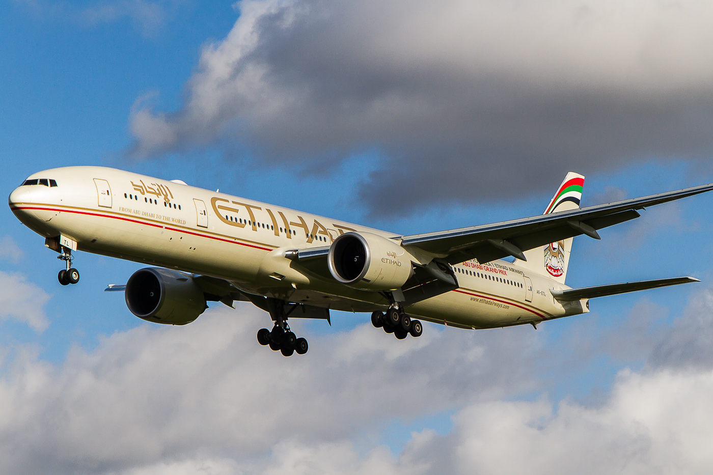 Etihad airlines. Авиакомпания Etihad Airways. Etihad Airways самолеты. Боинг 777 Etihad. Этихад Эйрвейз.